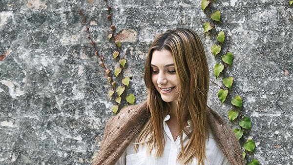 Dame har et sjal rundt om sine skuldre