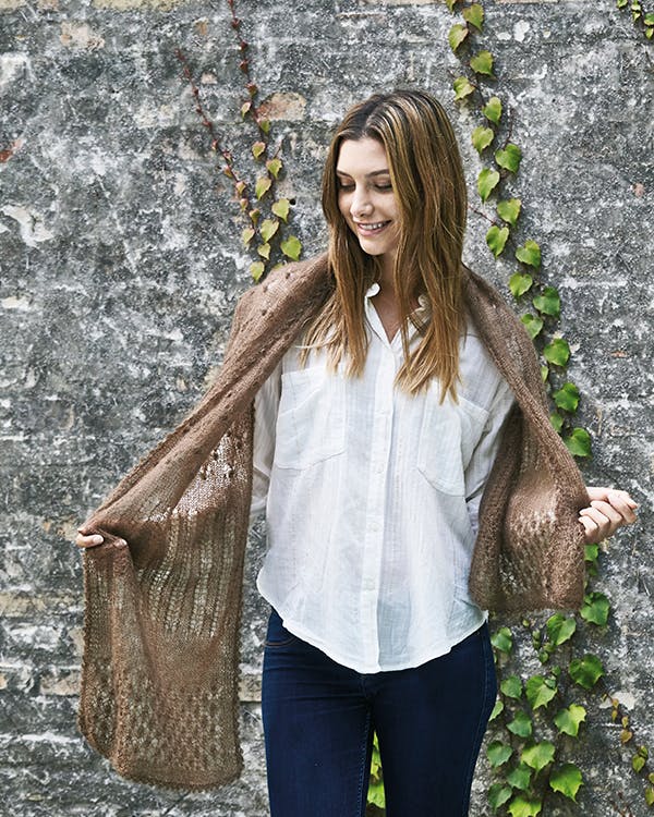 Dame har et sjal rundt om sine skuldre