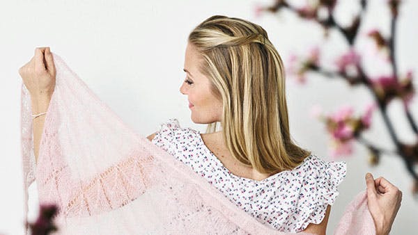 Strikkeopskrift: Fint sjal med hulmønster til foråret