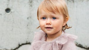 Strikkeopskrift: Bluse og skørt med flæser til pigen