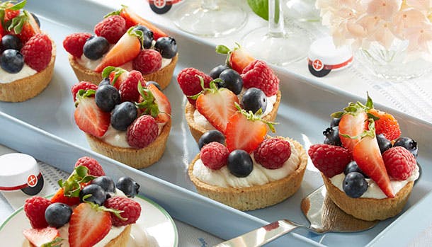 Små bærtærter med vaniljecreme og karamel