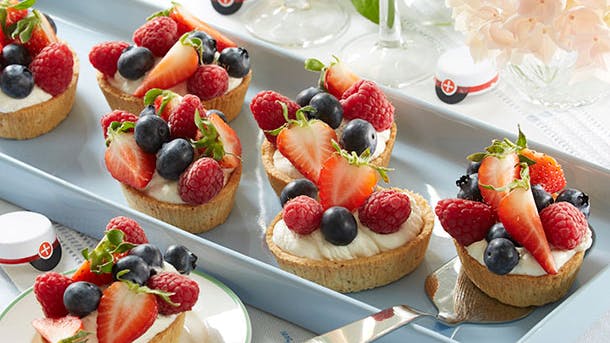 Små bærtærter med vaniljecreme og karamel