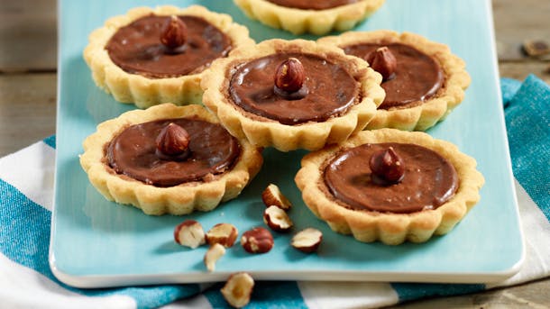 Små tærter fyldt med chokolade
