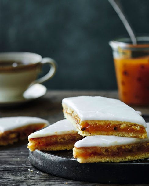 Æblesnitter med hjemmelavet æblesyltetøj med ingefær og havtorn