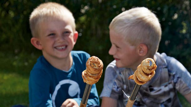 Drenge laver snobrød