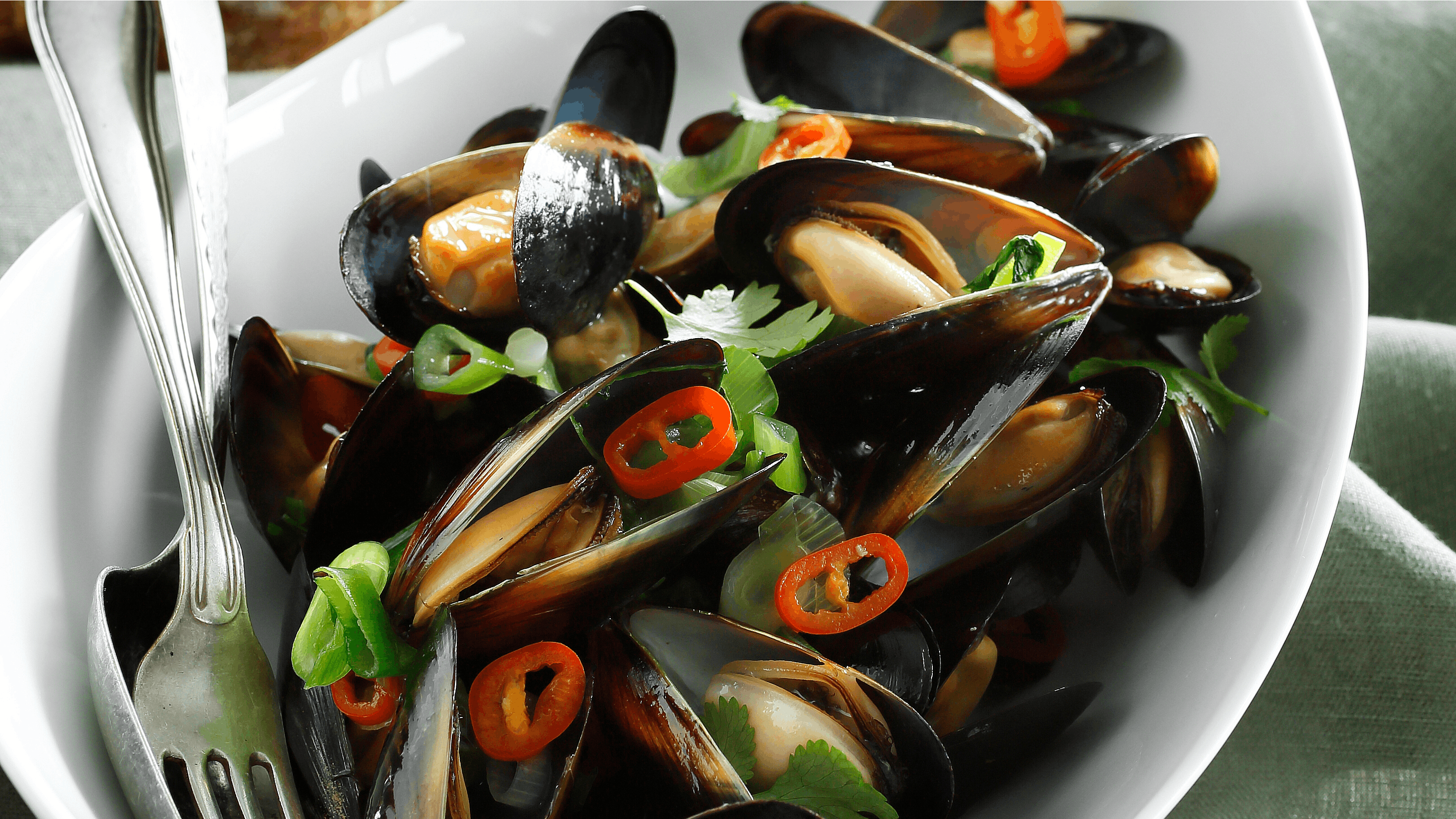 hvidvinsdampede blåmuslinger med et asiatisk twist