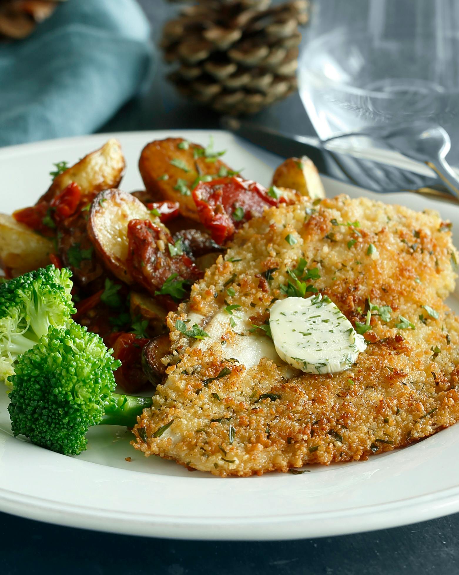 Fiskefilet med kryddersmør og kartofler