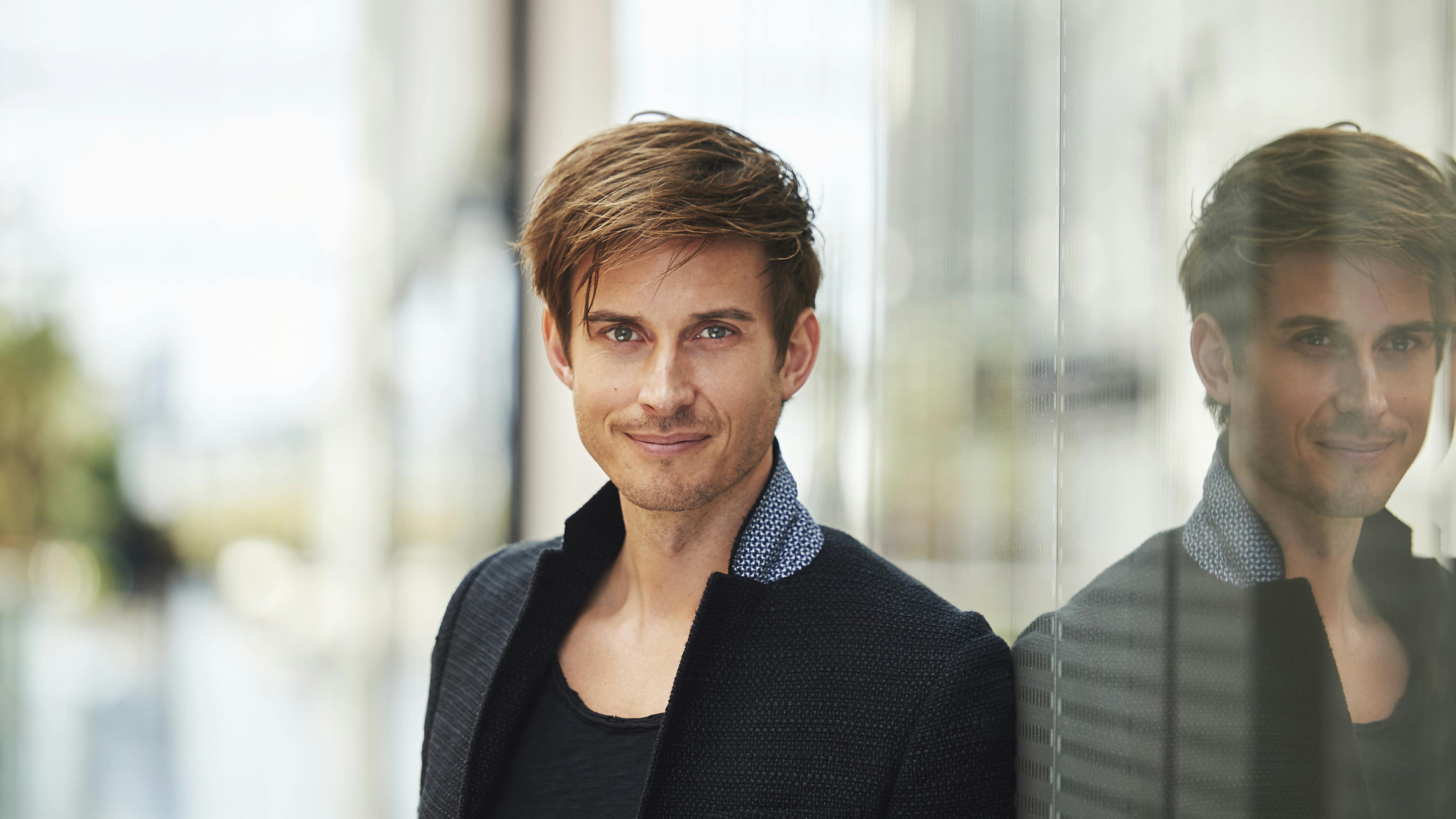 Sanger og skuespiller Søren Bregendal repræsenterer Danmark i Eurovisionens internationale Melodi Grand Prix sammen med kollegerne i Lighthouse X, Johannes Nymark og Martin Skriver, og med sangen "Soldiers of Love".