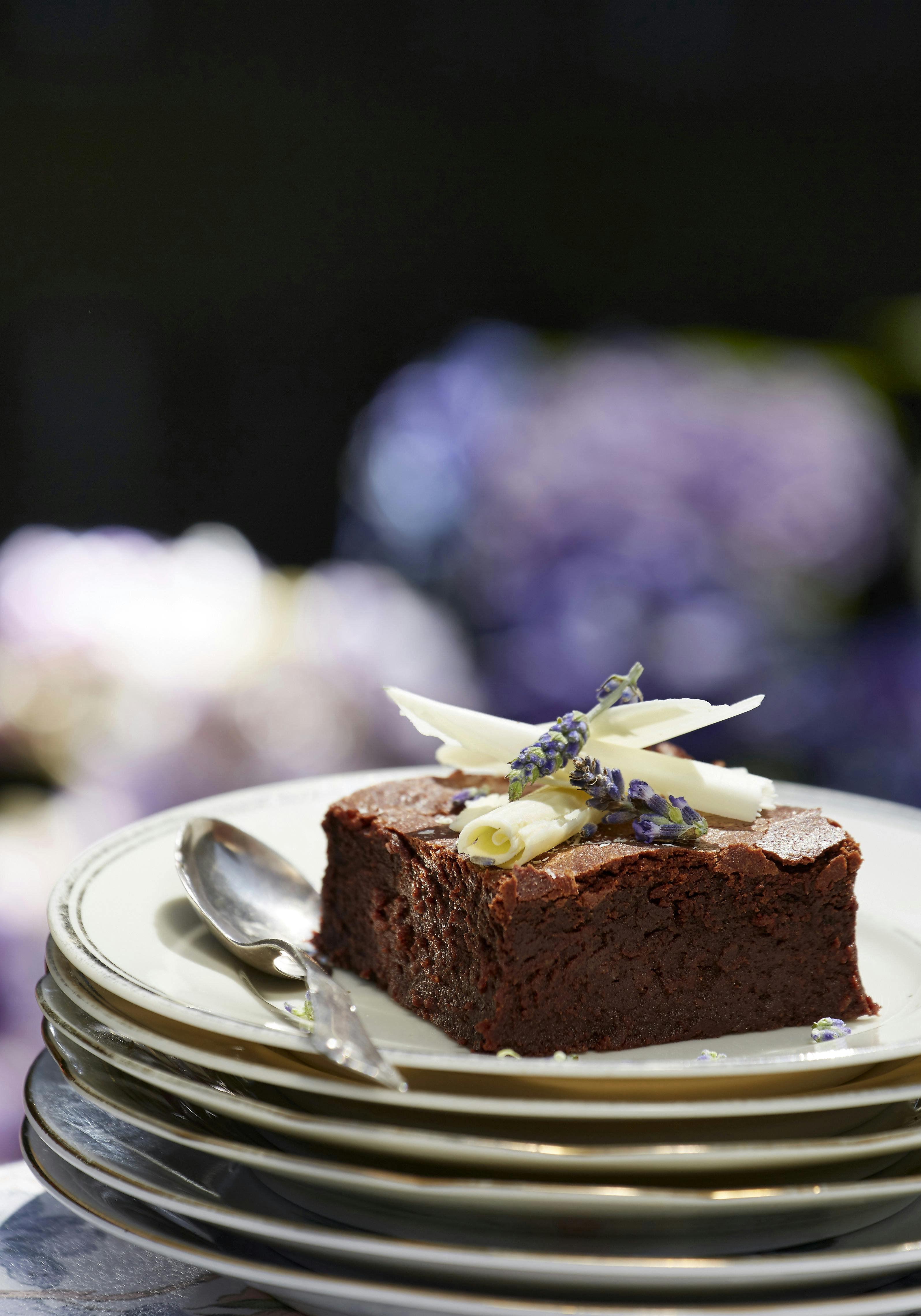 Chokoladekage bagt i springform med chokolade og lavendelssirup og pyntet med lavendler