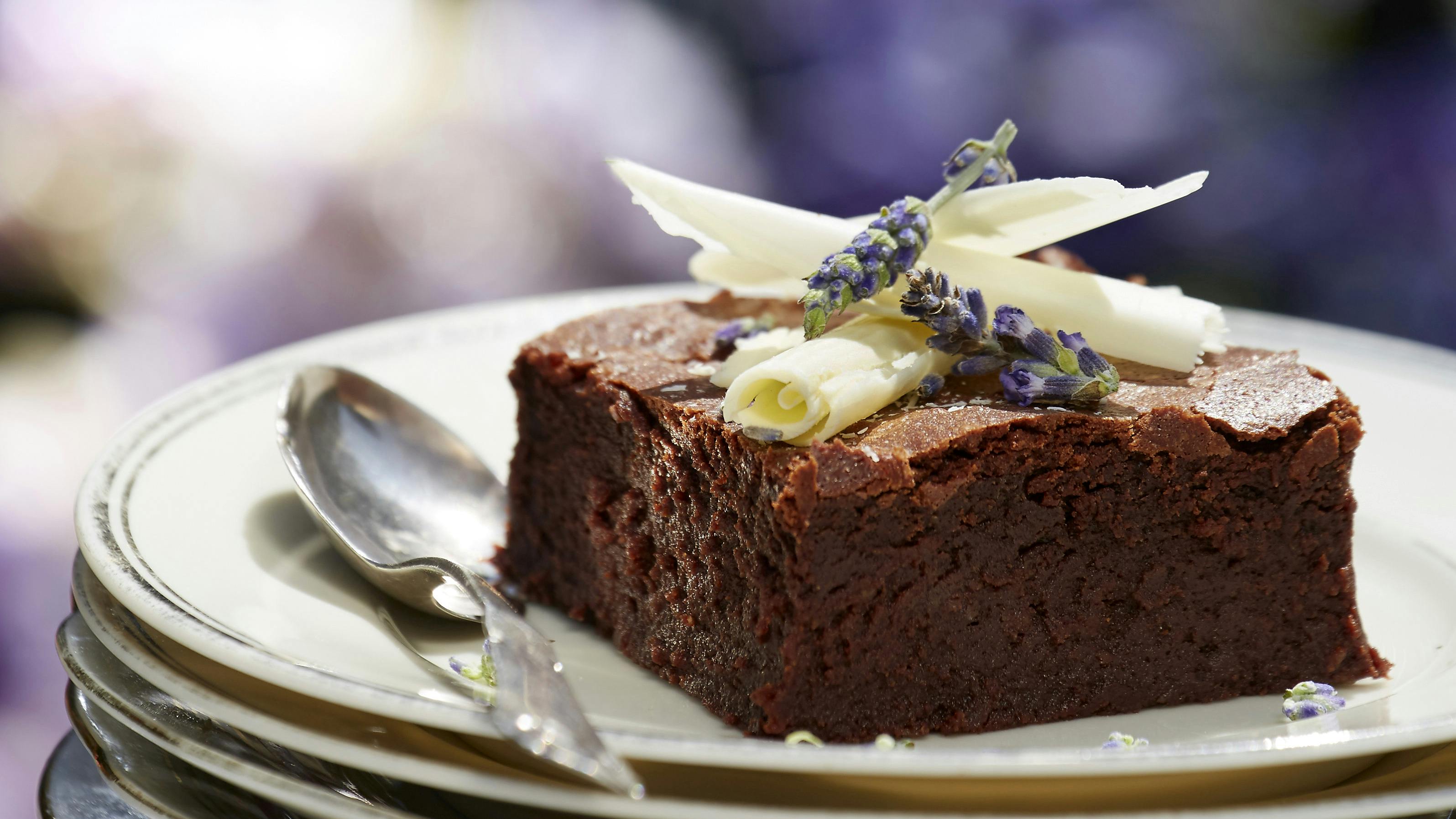 Chokoladekage bagt i springform med chokolade og lavendelssirup og pyntet med lavendler