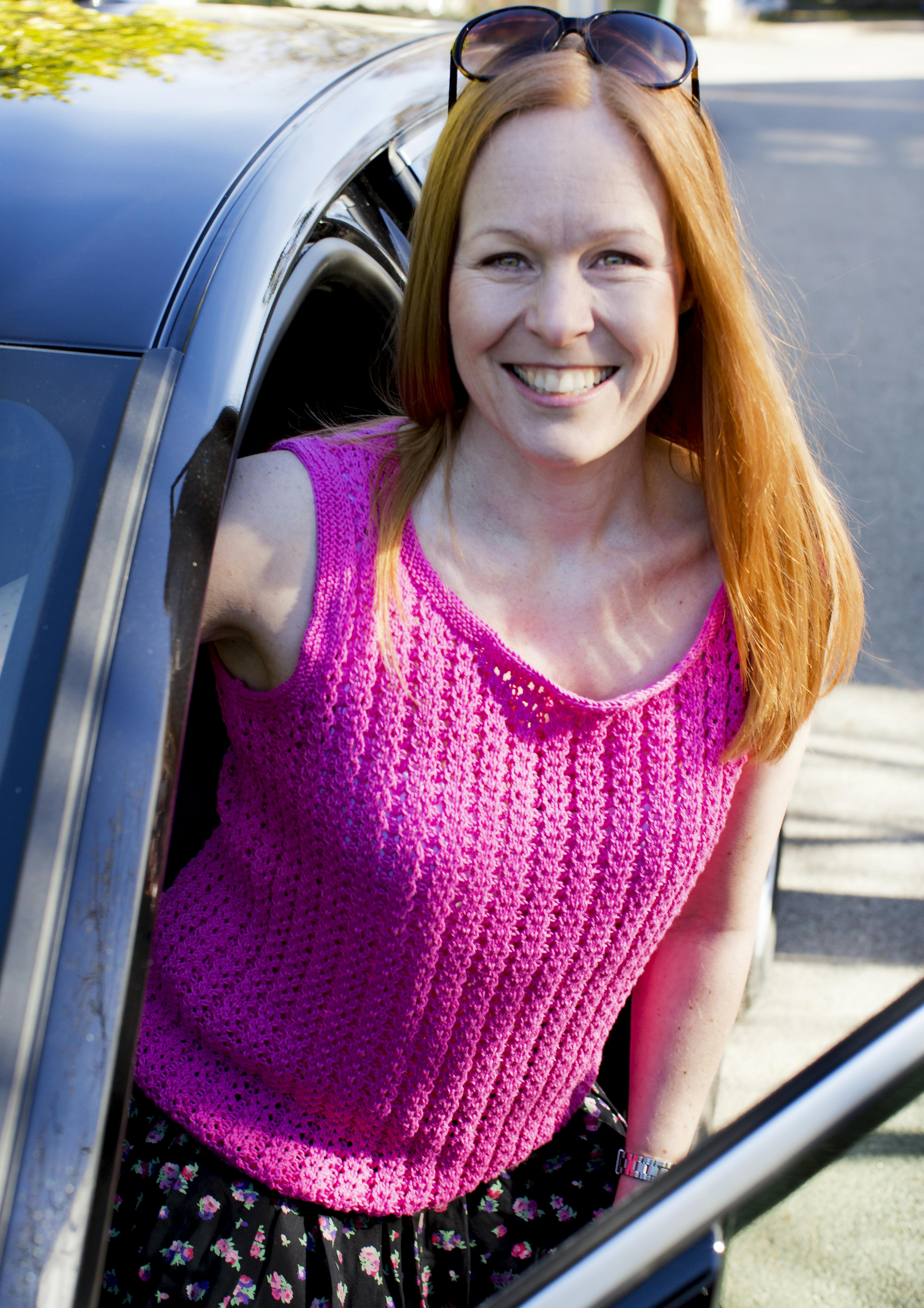 Sød sommertop ? strik den fx i frisk hvid, lækker turkis eller flot pink