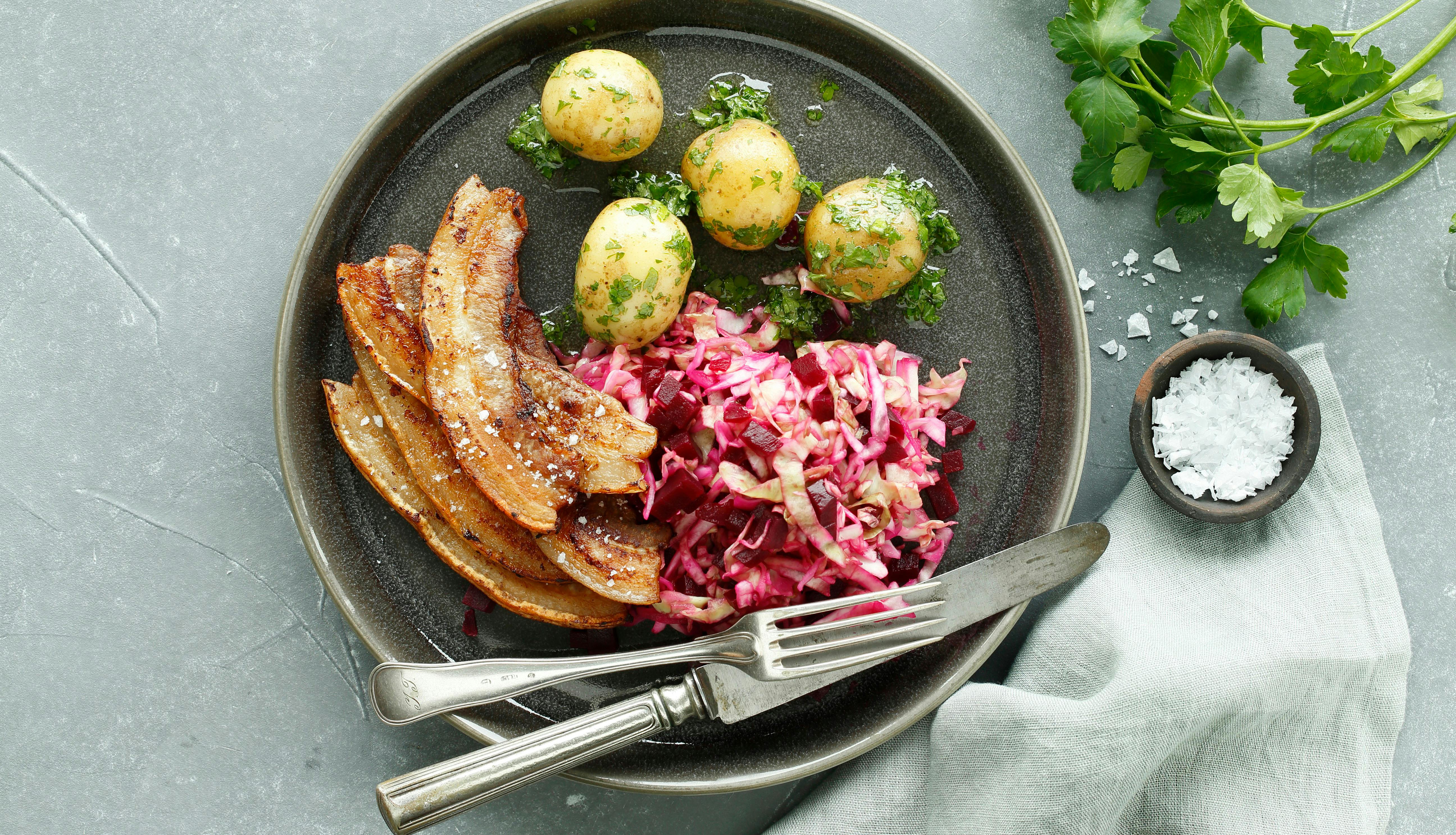 Her får du opskriften på nyfortolkning af Danmarks nationalret: stegt flæsk. Flæsket serveres med kartofler, persillesmørsovs og en sprød kålsalat. Velbekomme. 