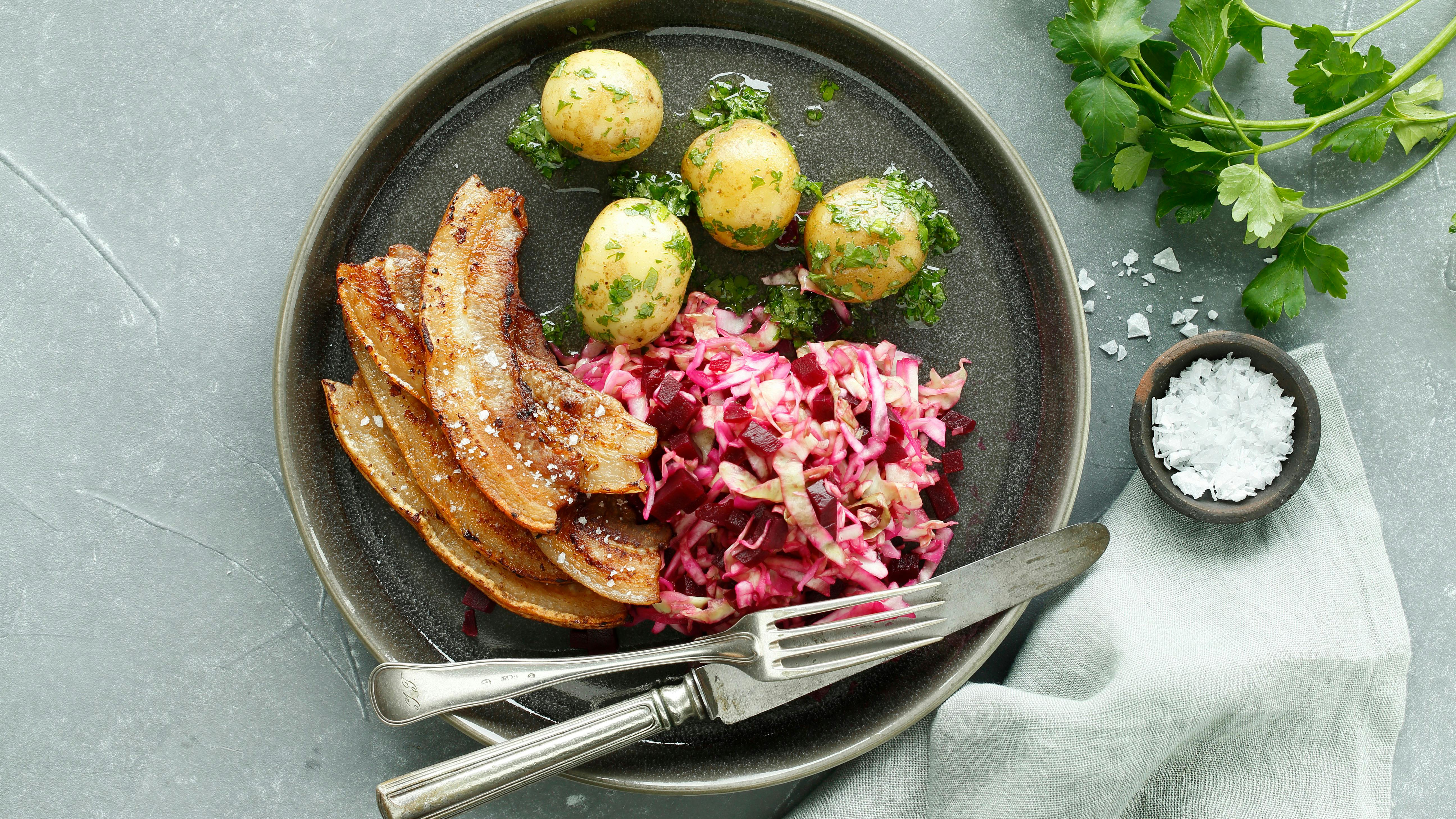 Stegt flæsk med persillesmørsauce og saltet kål