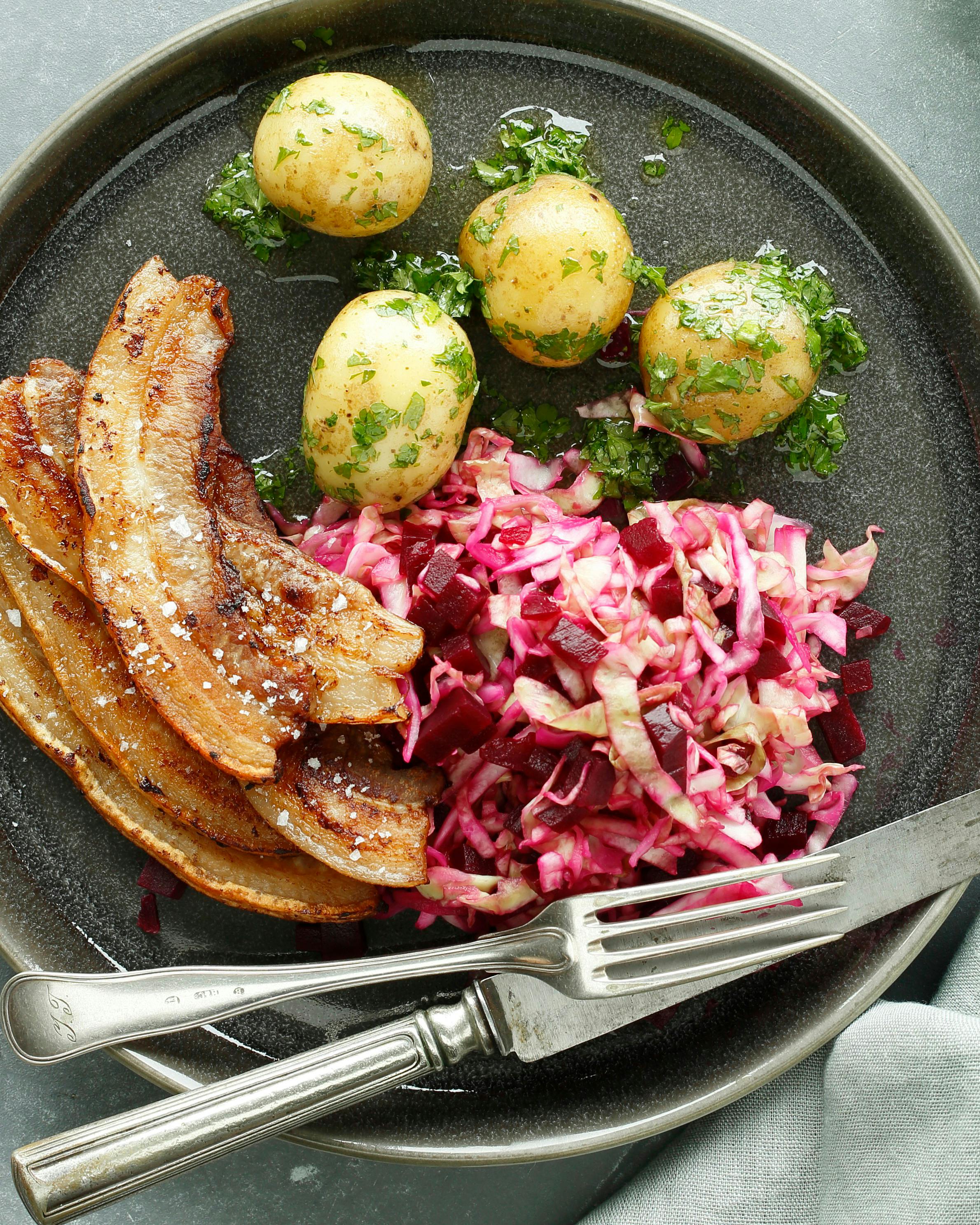 Stegt flæsk med persillesmørsauce og saltet kål