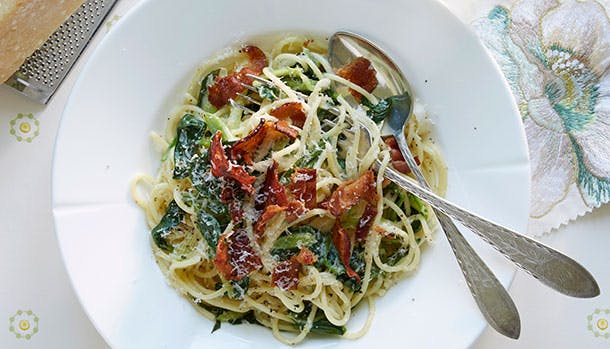 Spaghetti carbonara med forårsløg og spinat