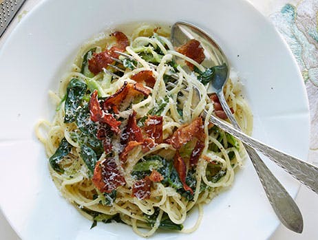 Spaghetti carbonara med forårsløg og spinat