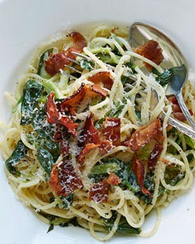 Spaghetti carbonara med forårsløg og spinat