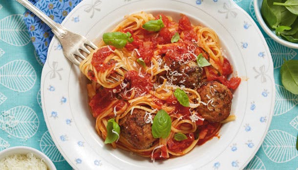 Spaghetti med kødboller og tomatsovs