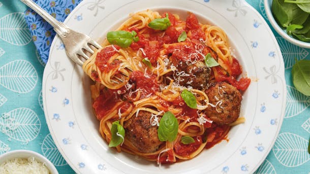 Spaghetti med kødboller og tomatsovs