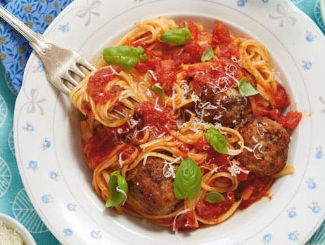 Spaghetti med kødboller og tomatsovs
