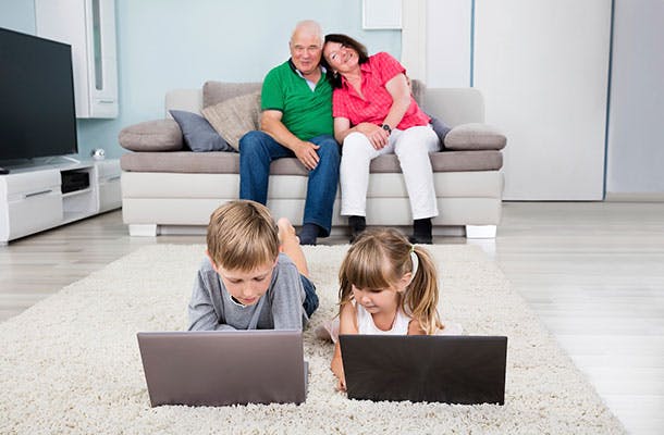 Billigt internet: Familie der bruger internet i stuen 