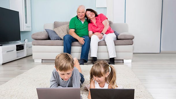 Billigt internet: Familie der bruger internet i stuen 