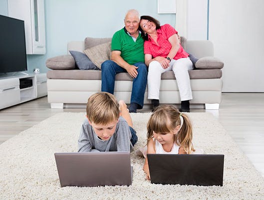 Billigt internet: Familie der bruger internet i stuen 