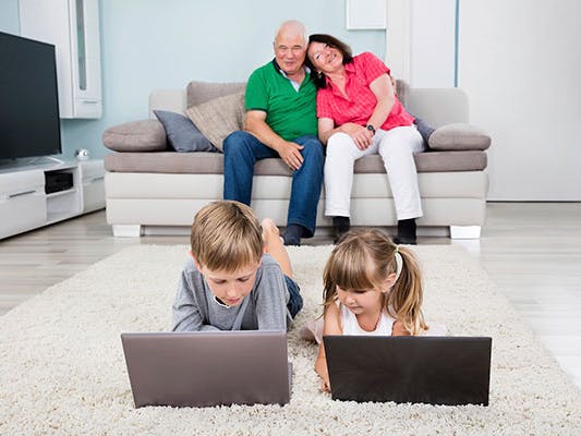 Billigt internet: Familie der bruger internet i stuen
