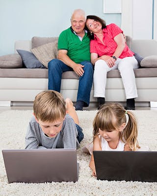 Billigt internet: Familie der bruger internet i stuen