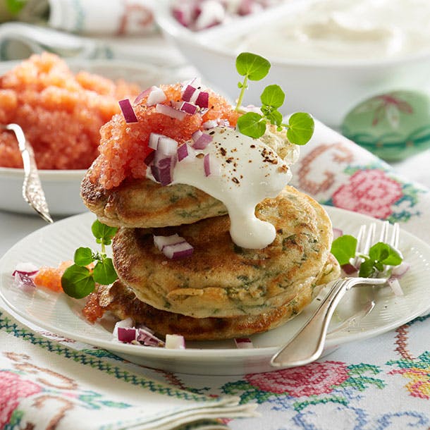 https://imgix.familiejournal.dk/media/article/spinat-blinis-med-rogn.jpg