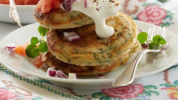 https://imgix.familiejournal.dk/media/article/spinat-blinis-med-rogn.jpg