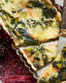 Klassisk spinattærte med laks og porrer