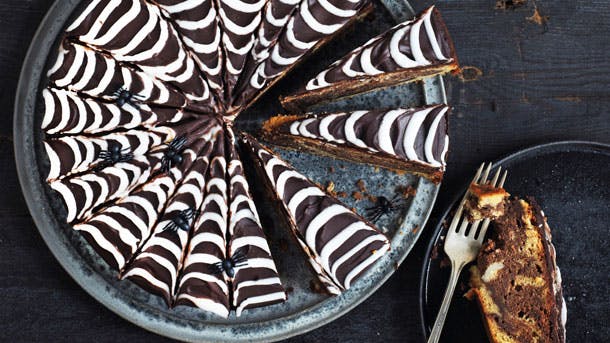 Banankage med Nutella og spindelvævsglasur