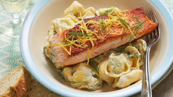 Stegt laks med citronskal og dild på toppen og ravioli