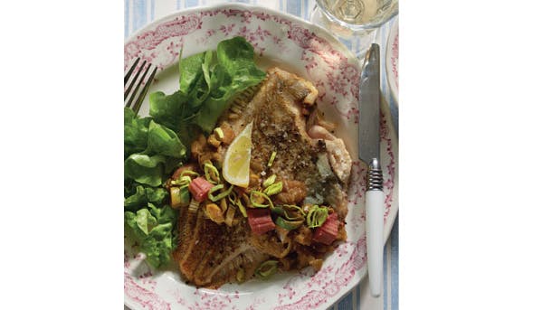 Stegt rødspætte med rabarberrelish på tallerken
