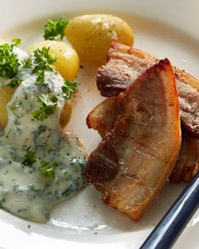 Klassisk stegt flæsk med persillesovs