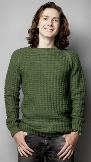 Ung fyr i grøn sweater - gratis strikkeopskrift på sweater