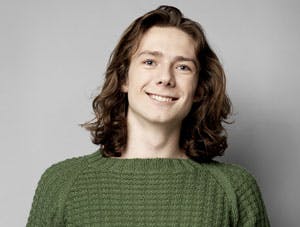 Ung fyr i grøn sweater - gratis strikkeopskrift på sweater