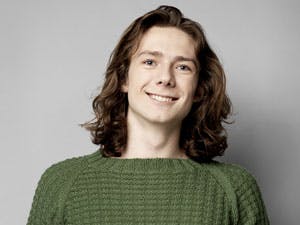 Ung fyr i grøn sweater - gratis strikkeopskrift på sweater