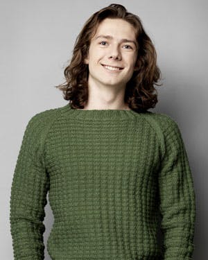 Ung fyr i grøn sweater - gratis strikkeopskrift på sweater