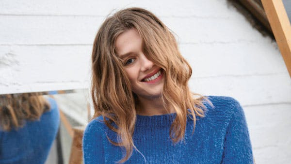 Dame med blå striksweater