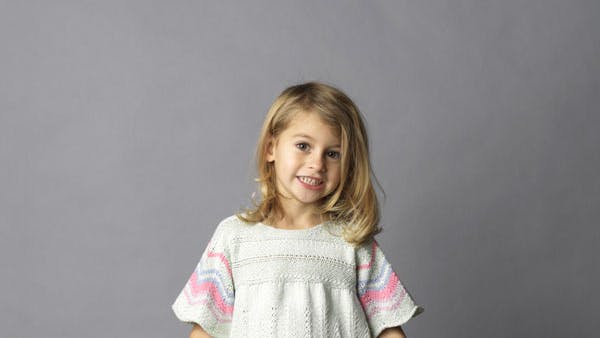 Pige står med fin sommerkjole på