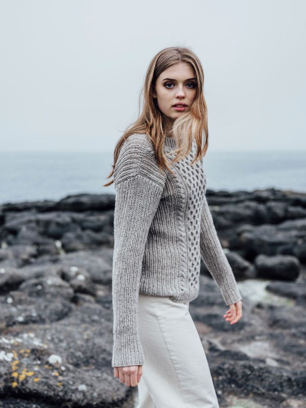 Klassisk sweater med bikubemønster og snoninger