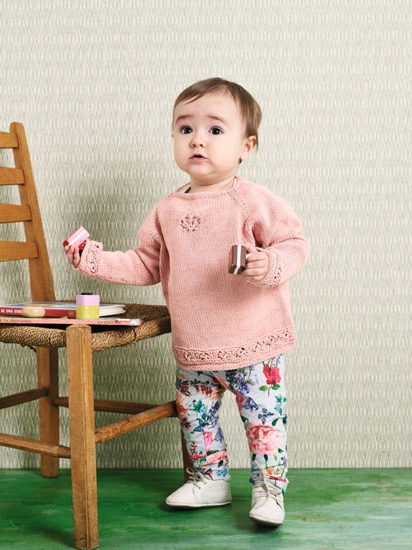 Strikkeopskrift: Babybluse med hulmønstre