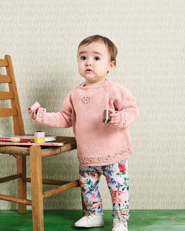 Strikkeopskrift: Babybluse med hulmønstre