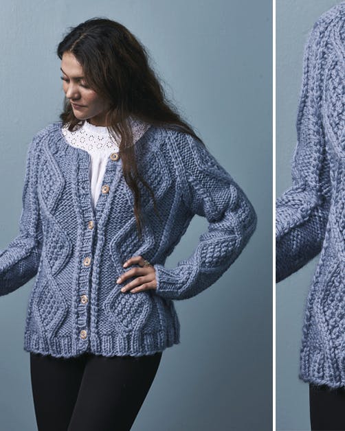 Selv om den lune luft er over os, så kan man stadig få brug for en tyk trøje i dagens ydertimer. Kast dig over denne Raglantrøje med fletmønster.