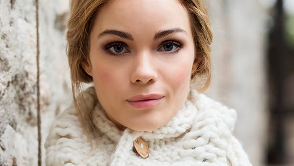 Strikkeopskrift: Dame med halsvarmer