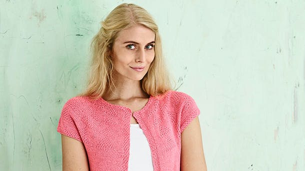 Strikkeopskrift: Dame iført kortærmet cardigan