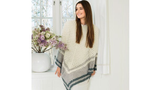 Strikkeopskrift: Dame i hæklet poncho i knækket hvid