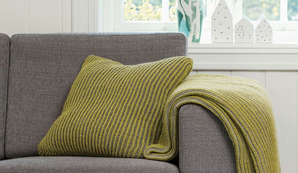 Pude i sofa. Strikkeopskrift på pude.